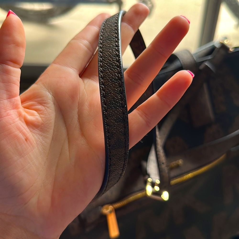 Large Michael Kors MK tote with strap. - Picture 4 of 5